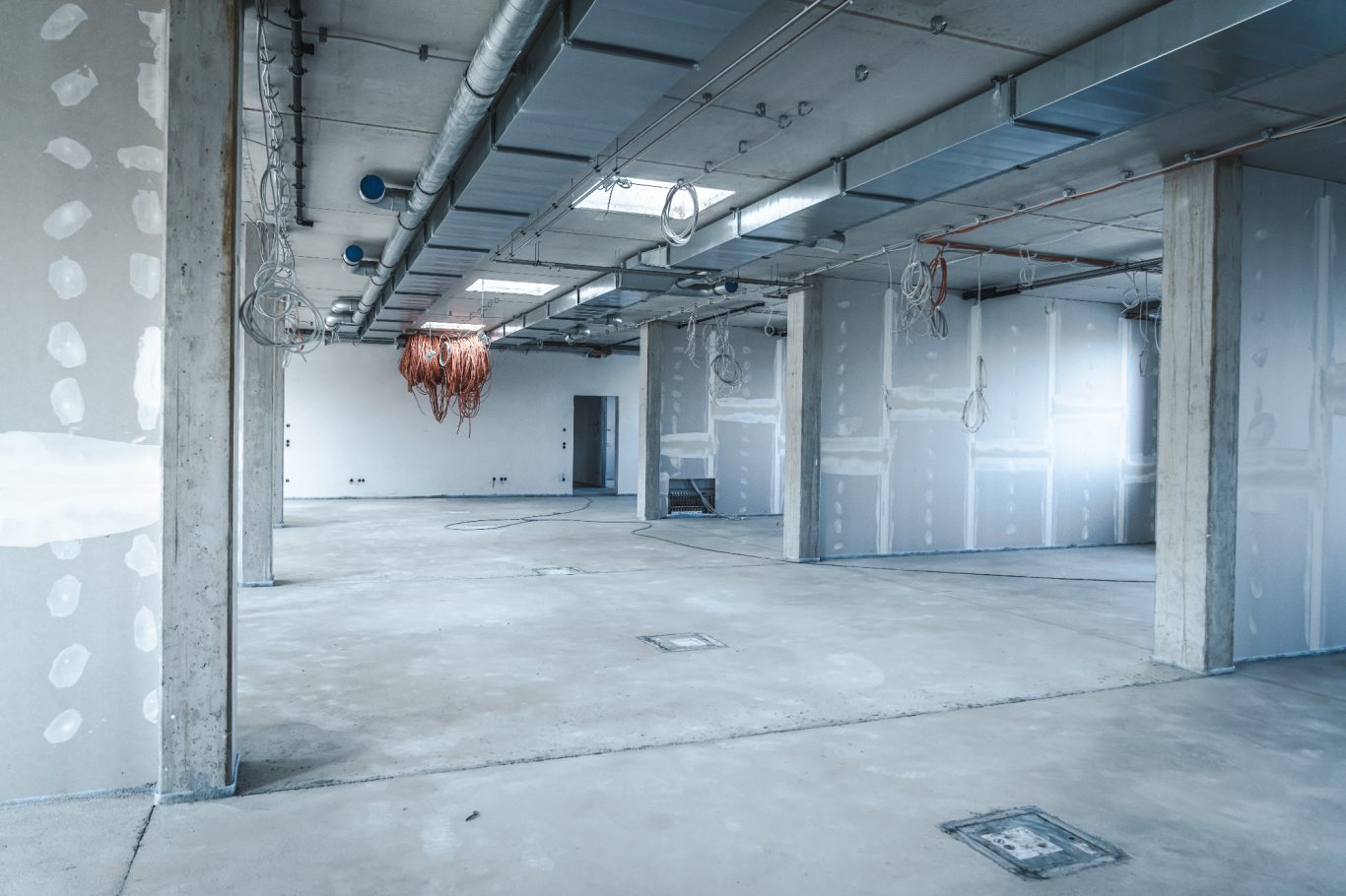 Rohbau der Büros Rohbau mit freistehenden Betonwänden und unvollendeten Innenräumen.