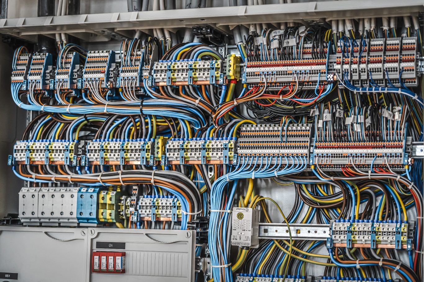 Verteilung Halle Komplexe Anordnung von Kabeln und Anschlüssen in einem Verteilerkasten.