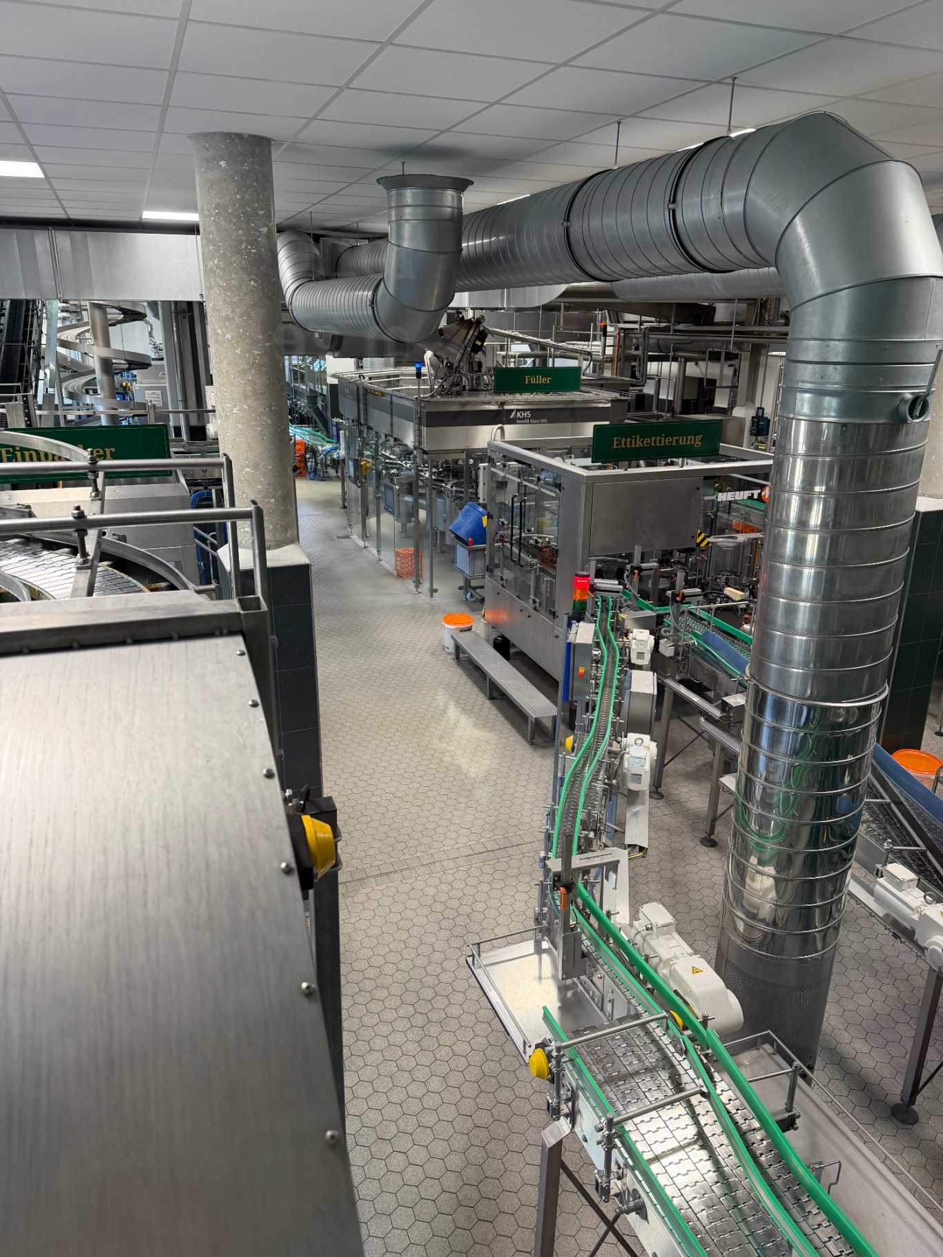 Industrielle Produktionsanlage mit Rohrleitungen und Maschinen.