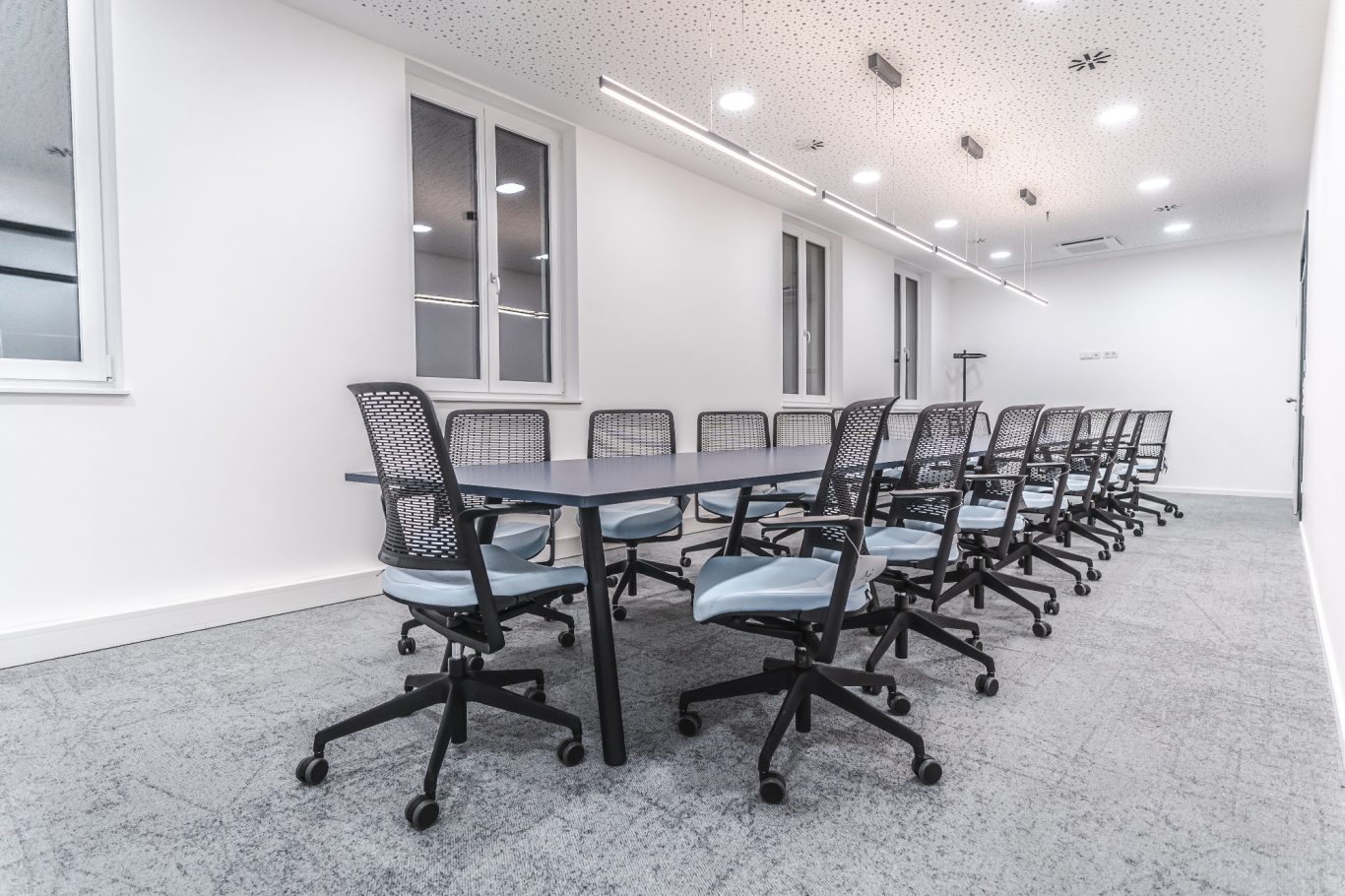 Besprechungsraum Moderne Besprechungsraum mit einem langen Tisch und mehreren Stühlen.