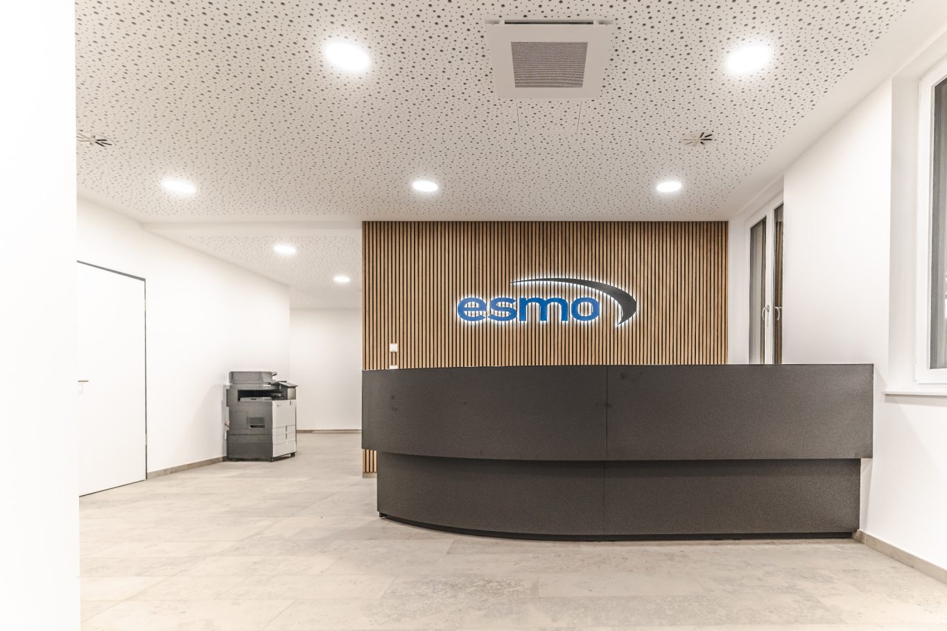 Empfang Moderne Empfangstheke in einem hellen, minimalistischen Büro.